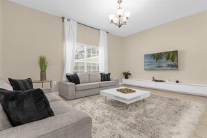 TV - Cozy 5BD Home Paradise Palms Resort with Pool (Kissimmee)