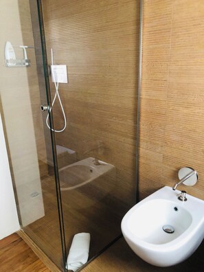 Haartrockner, Bidet, Handtücher, Seife