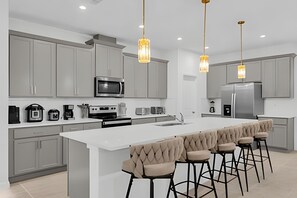 Micro-ondas, fogão, lava-louças, cafeteira/chaleira