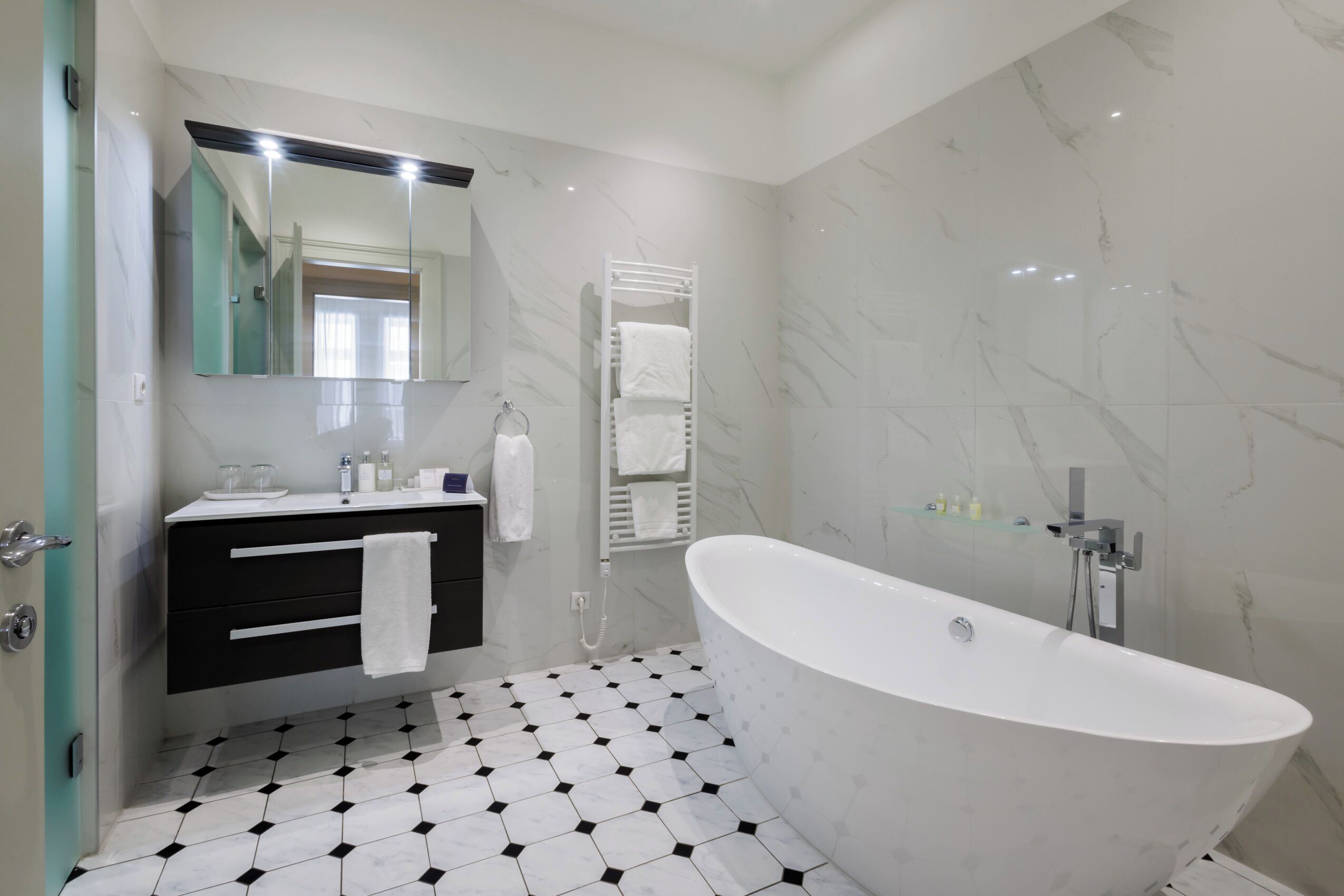Deluxe Apartment, 1 Bedroom | Bathroom | Shower, free toiletries, towels, soap