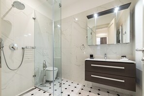 Dusche, kostenlose Toilettenartikel, Handtücher, Seife