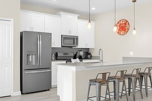 Microwave, oven, dishwasher, coffee/tea maker - Magic at Storey Lake: 5BD Home, 10min from Disney (Kissimmee)