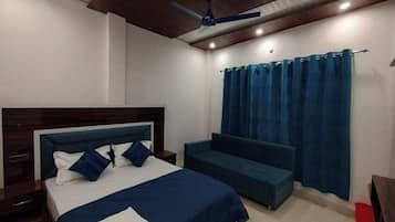 Ropa de cama de alta calidad y espacio para trabajar con laptop