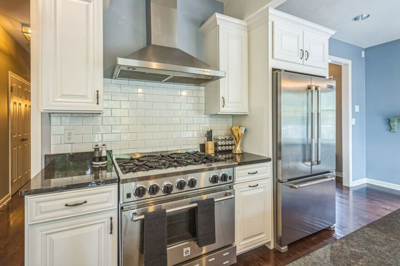 Kjøleskap, mikrobølgeovn, ovn og kokeplater