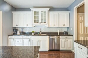 Fridge, microwave, oven, stovetop - Spacious three-story layout with a game room and gym (Pittsburgh)