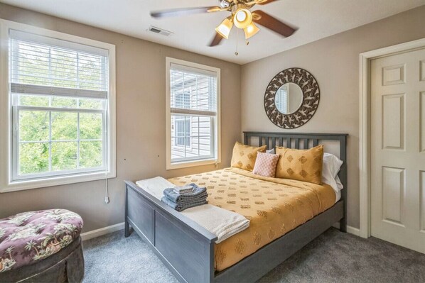 3 bedrooms, desk, iron/ironing board, free WiFi