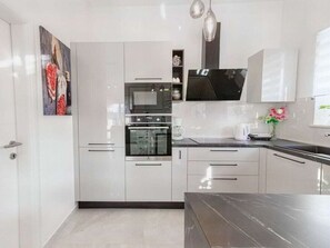House | Private kitchen - Villa Valeo Comfortable Holiday Residence (Rasa)