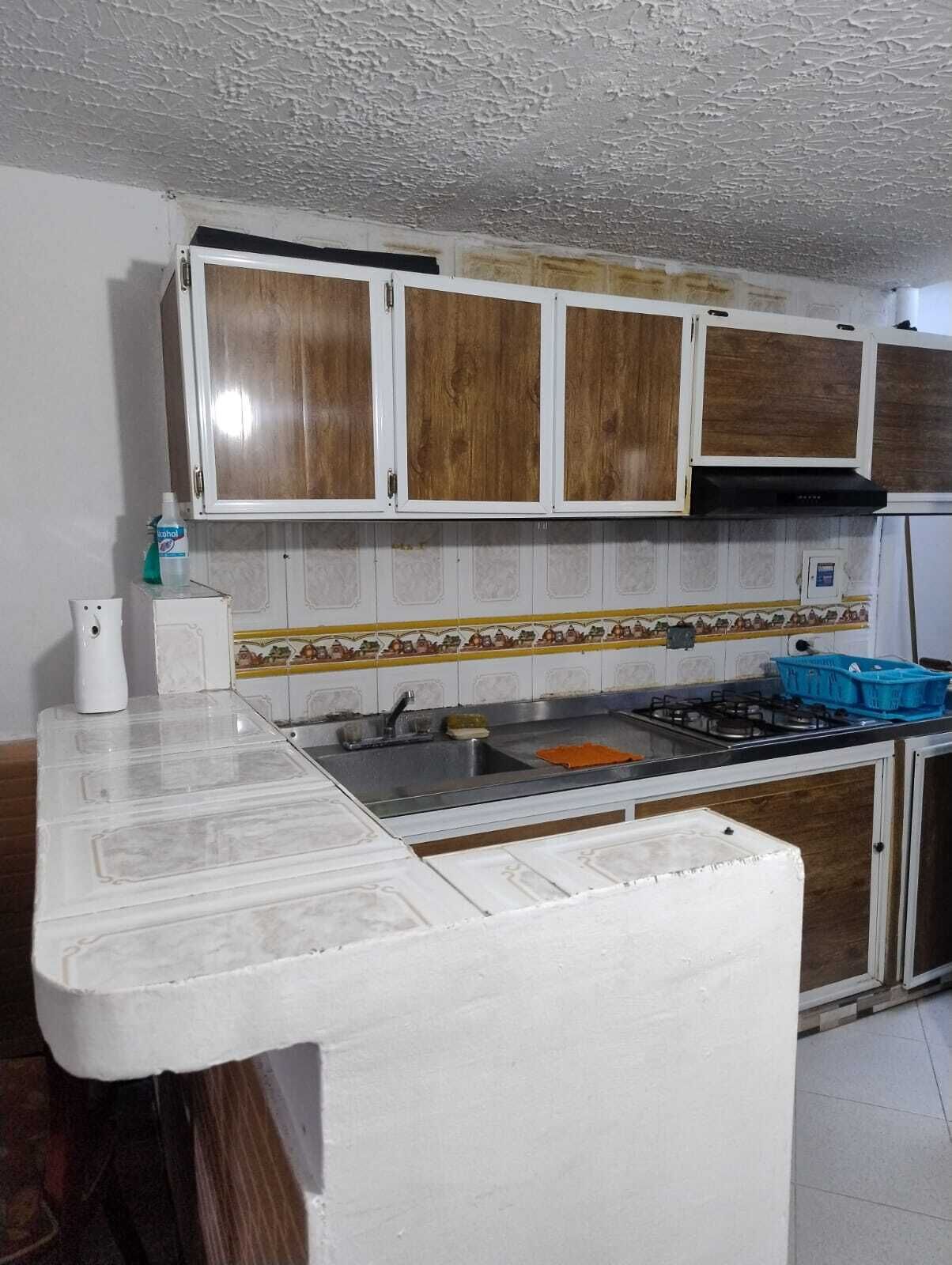 Køleskab, mikrobølgeovn, kogeplade, kaffe-/temaskine