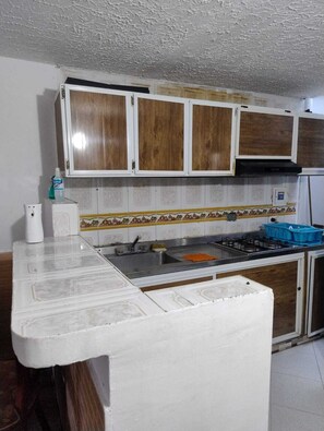 Kjøleskap, mikrobølgeovn, kokeplater og kaffetrakter/tekoker