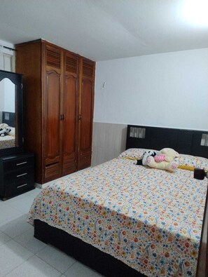 3 bedrooms, desk, iron/ironing board, free WiFi
