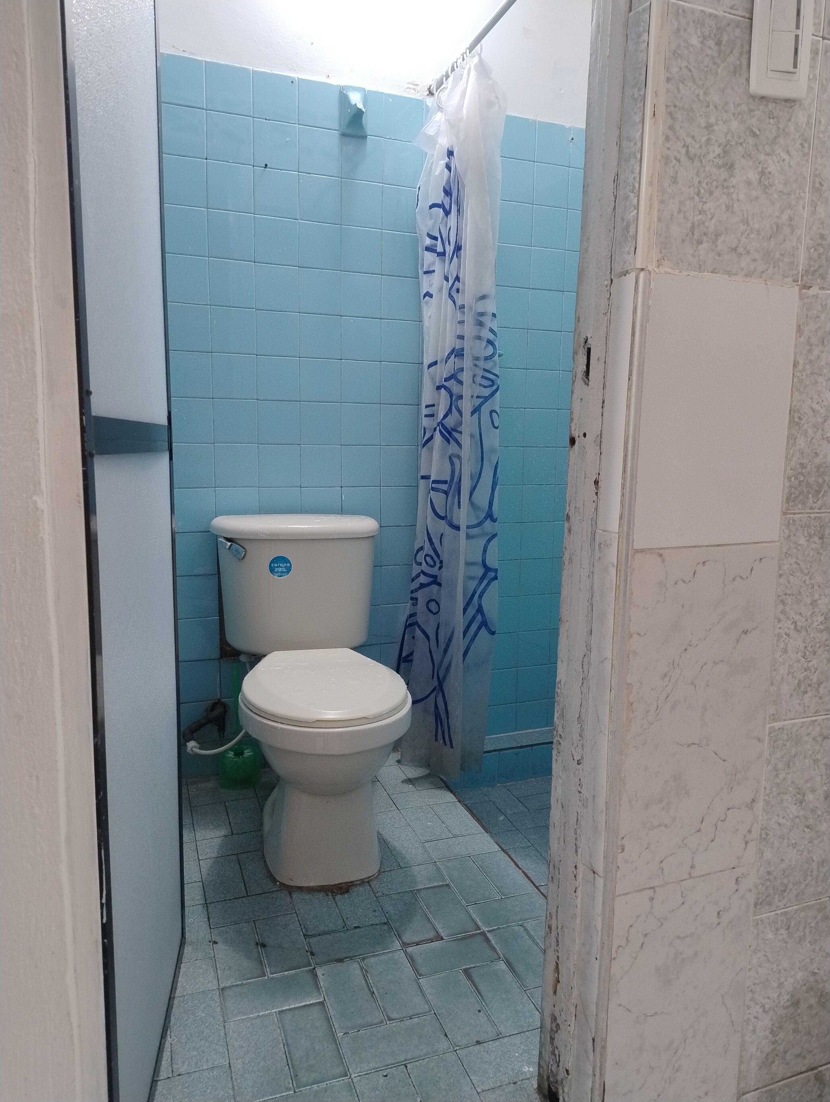 Ducha, secador de pelo, toallas y jabón
