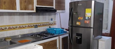 KĂŒhlschrank, Mikrowelle, Herdplatte, Wasserkocher mit Kaffee-/Teezubehör