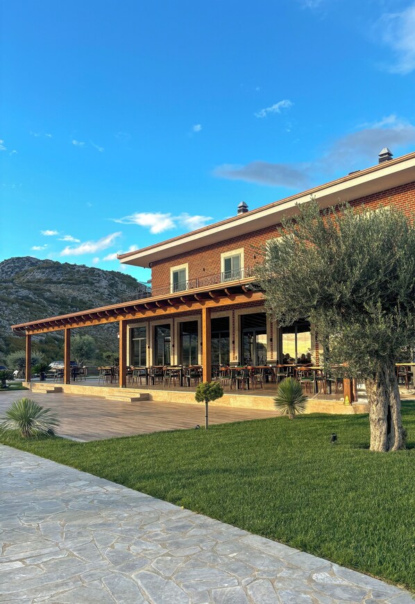 Exterior - Porta e Alpeve (Qendër)