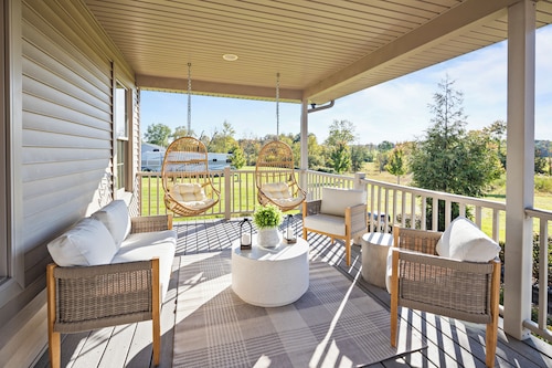 Elegant Home w/7BRs, Game Room, Luxury Yard, Pool