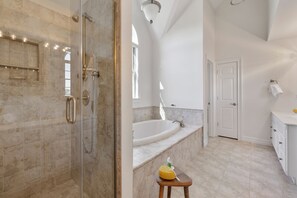 Douche, séchoir à cheveux, serviettes fournies, savon