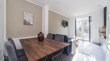 Apartemen | Area keluarga | Televisi 37-inci dengan saluran TV satelit dan Netflix