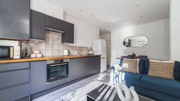 Apartemen | Area keluarga | Televisi 37-inci dengan saluran TV satelit dan Netflix