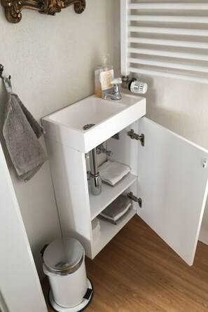 Mobile Home | Bathroom