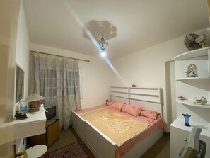 2 bedrooms, internet, bed sheets