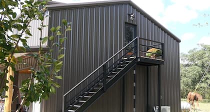 Charming Farmhouse studio ! Packed with modern amenities with all the charm!