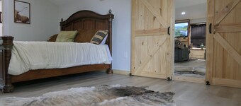 Charming Farmhouse studio ! Packed with modern amenities with all the charm!