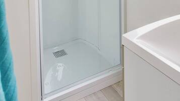 Mobile Home | Bathroom | Hair dryer, bidet, towels, toilet paper