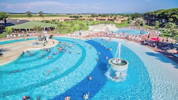 Una piscina al aire libre de temporada (de 09:00 a 19:00), sombrillas