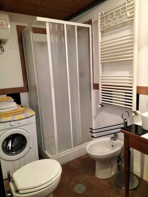 Shower, hair dryer, bidet, towels - HISTORIC MEDIEVAL 2-bedroom townhome in MAGICAL Tuscania  (Tuscania)