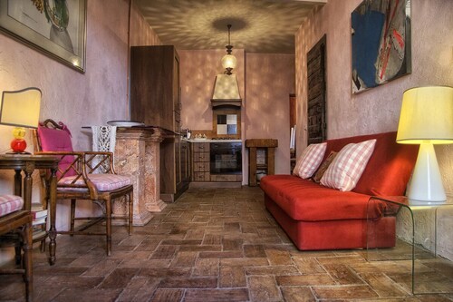 HISTORIC MEDIEVAL 2-bedroom townhome in MAGICAL Tuscania 