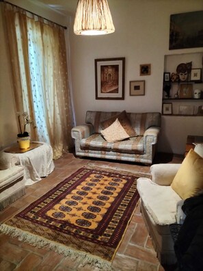 TV - HISTORIC MEDIEVAL 2-bedroom townhome in MAGICAL Tuscania  (Tuscania)