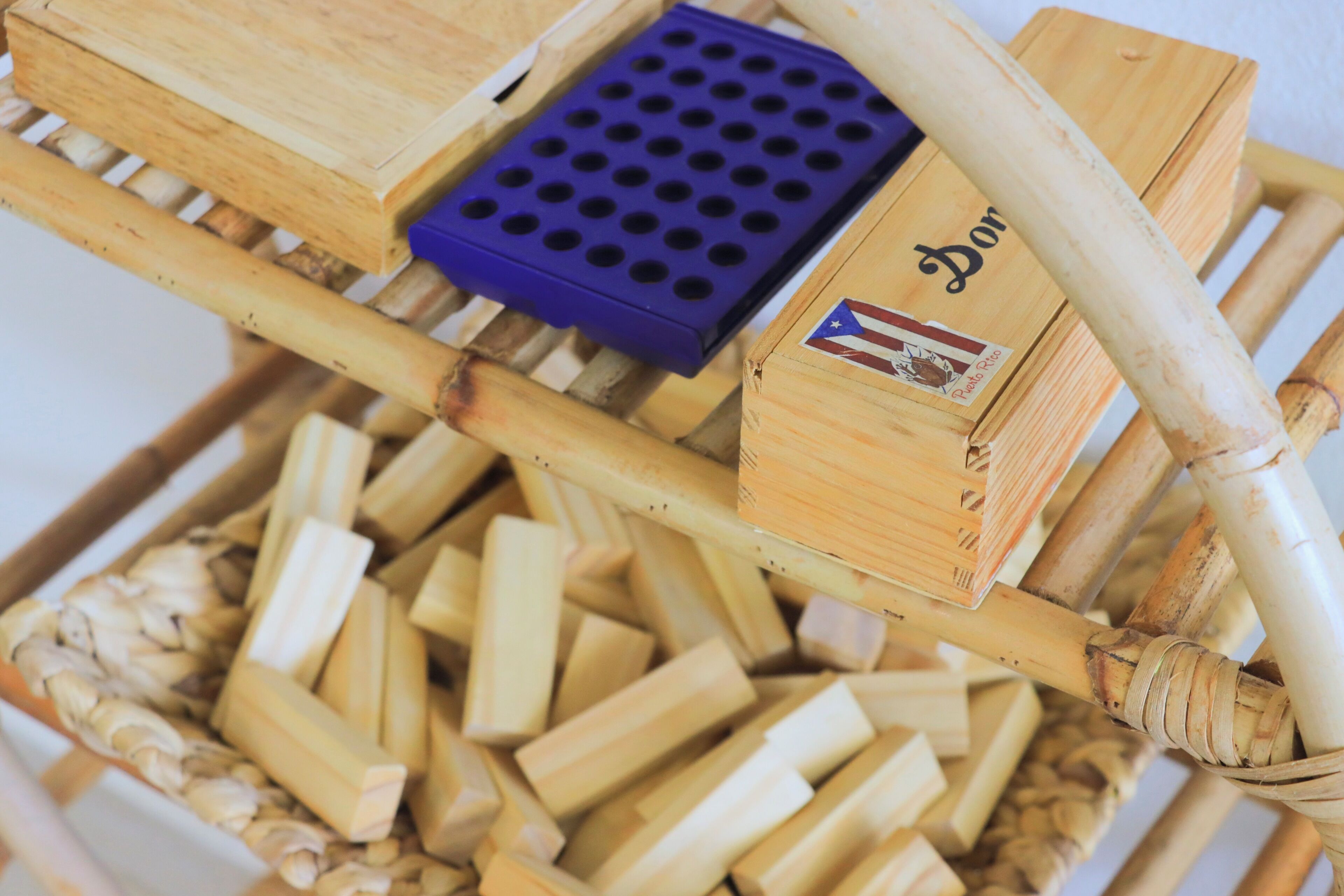 A wooden structure with a blue object and a box labeled "Dor".