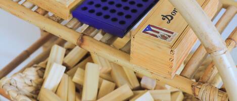 A wooden structure with a blue object and a box labeled "Dor".