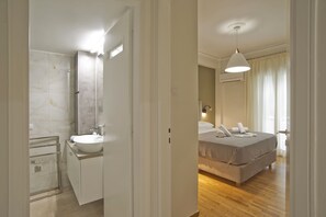 Dusj, hårføner, håndklær og såpe