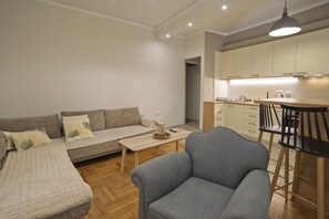 TV - Fabi's Place Luxurious 2BR, Fully Renovated Apt (Kipseli)