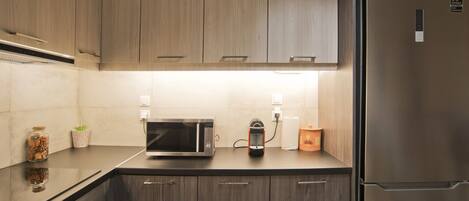 ثلاجة، ميكروويف، فرن، موقد طهي مسطح