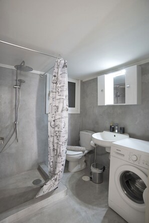 Shower, hair dryer, towels, soap - Baroness Apt Piraeus Ctr 3BR, 2BA, AC, Walk to sea (Piraeus)