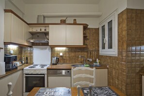 Frigorifero, microonde, forno, piano cottura