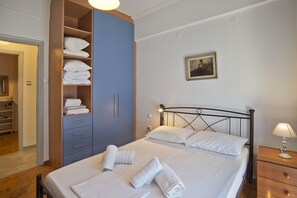 3 bedrooms, iron/ironing board, WiFi, bed sheets - Baroness Apt Piraeus Ctr 3BR, 2BA, AC, Walk to sea (Piraeus)
