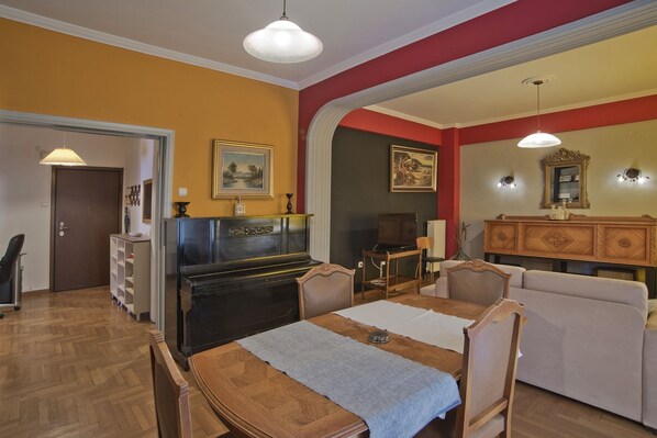 Interior - Baroness Apt Piraeus Ctr 3BR, 2BA, AC, Walk to sea (Piraeus)
