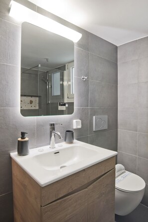 Douche, sĂšche-cheveux, serviettes fournies, savon