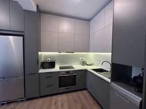 Réfrigérateur, micro-ondes, four, plaque de cuisson