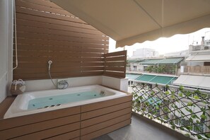 Indoor spa tub
