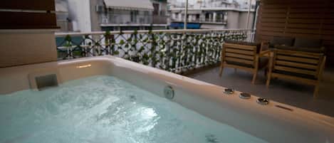 مغطس سبا خارجي