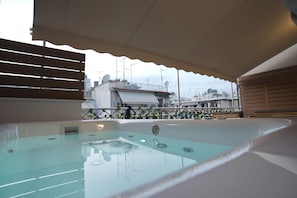 Outdoor spa tub - Urban Allure 2BR, 2BA Acropolis View Apt Jacuzzi (Athina)