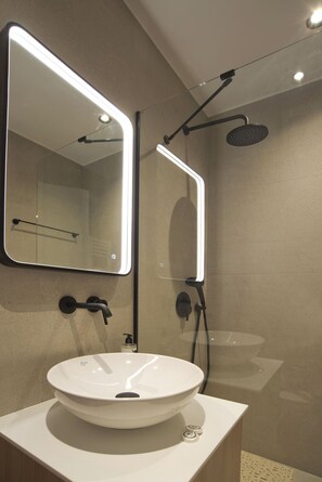 Shower, hair dryer, towels, soap - Urban Allure 2BR, 2BA Acropolis View Apt Jacuzzi (Athina)