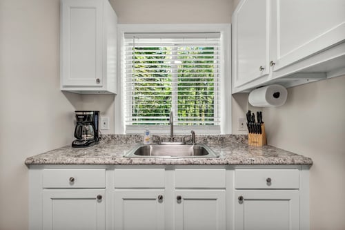 NEW King Bed! Firepit and Near CLE, BW, Metroparks