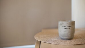 Una taza de cerámica con la palabra 