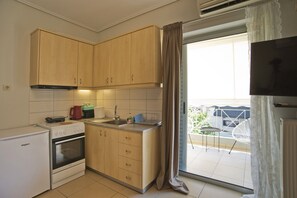 Oven, stovetop, coffee/tea maker, toaster