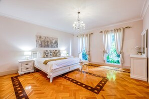 7 camere, una scrivania, ferro/asse da stiro, Wi-Fi gratuito