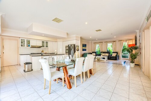 StayAU Expansive 6BR Villa Scenic Warrandyte